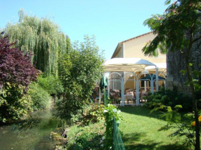 Гостиница Logis Le Cheval Blanc et Le Clovis  Руйе